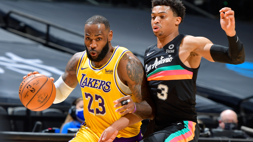 Anthony Davis và LeBron James cùng toả sáng, Lakers toát mồ hôi trước Spurs