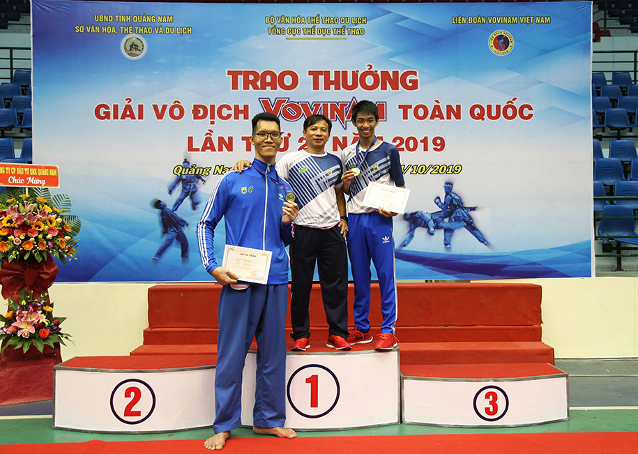 Cao đến 2,25m, “người khổng lồ Vovinam” Trần Ngọc Tú lo không biết... còn cao đến khi nào?