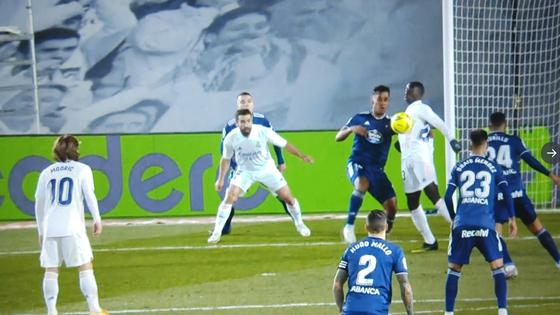 Real Madrid tránh được phạt đền gây tranh cãi