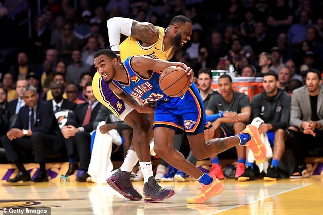 Cầu thủ NBA ép bạn gái quan hệ tập thể cùng... anh trai, rồi quay video phát tán cho bạn bè