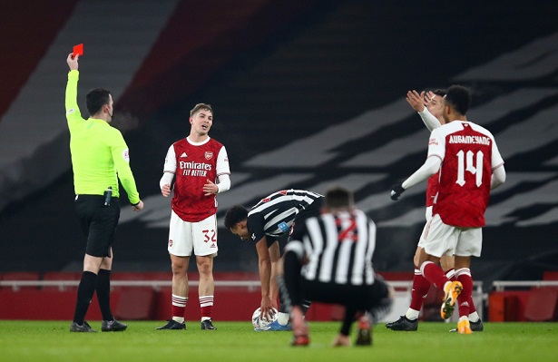 VAR giúp người hùng Arsenal thoát thẻ đỏ sau pha bóng rợn người