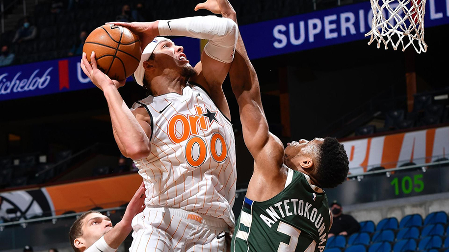 Nhận cú úp rổ trên đầu, Giannis cùng đồng đội trút giận bằng cơn mưa 3 điểm lên Orlando Magic