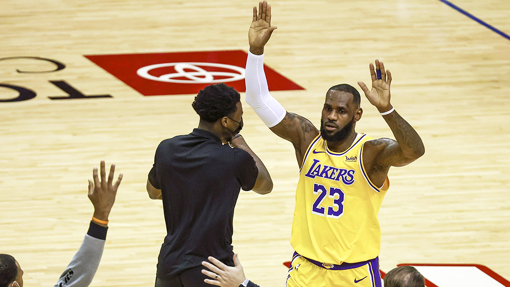 Xem ngay: Quả 3 điểm "look-away" của LeBron James khiến cư dân mạng phát cuồng