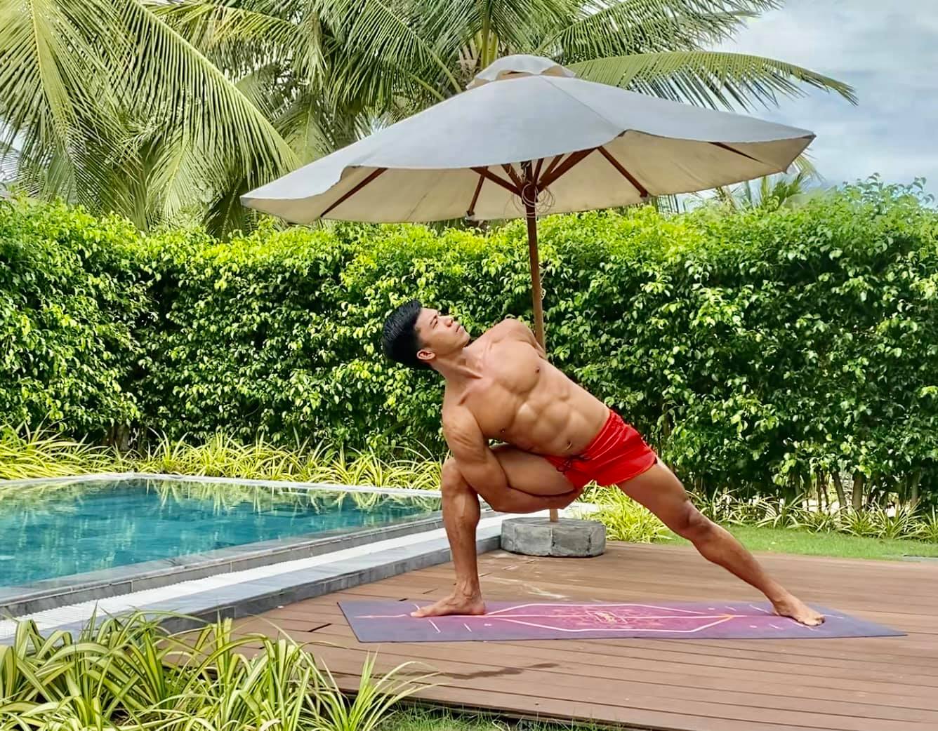 Tuyển thủ triathlon SEA Games khoe bụng 8 múi với bài tập yoga hấp dẫn