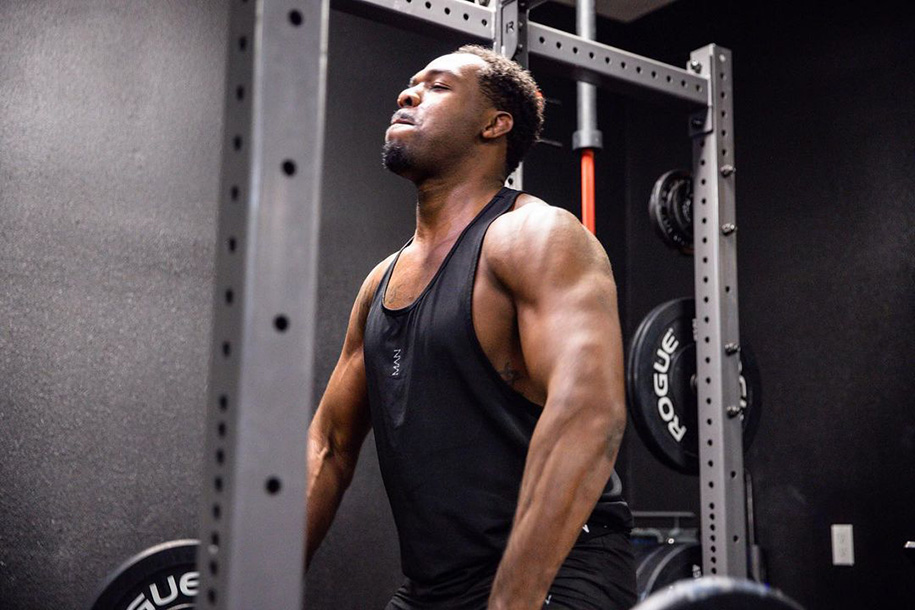 Jon Jones khoe thân hình đồ sộ, chính thức đạt mức 113kg