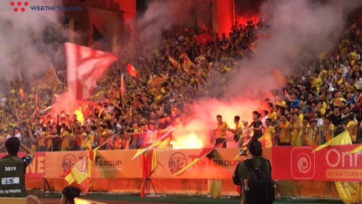 VPF "nắn gân" các CLB, xử phạt nặng với pháo sáng ở V.League 2021