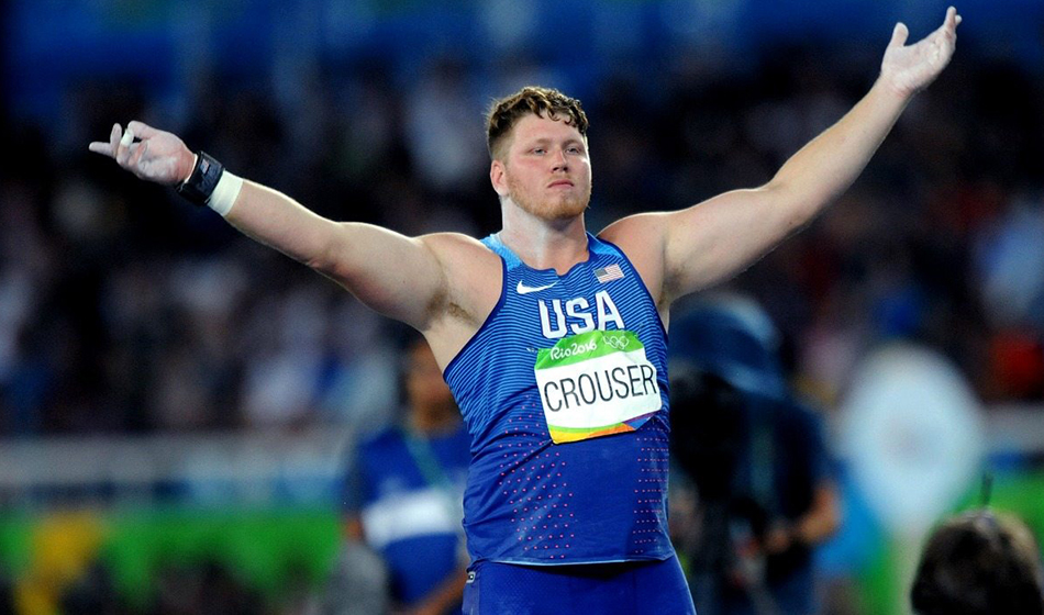 Nhà vô địch Olympic cao 2m Ryan Crouser phá kỷ lục thế giới đẩy tạ tồn tại 32 năm