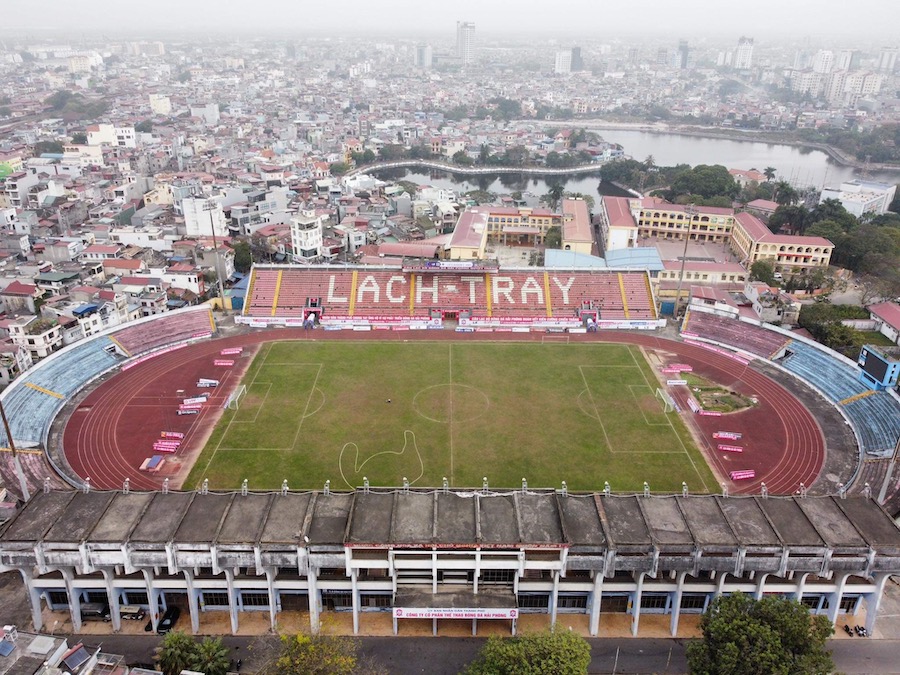 Sân Lạch Tray vừa tổ chức V.League, vừa... trồng rau thả gà