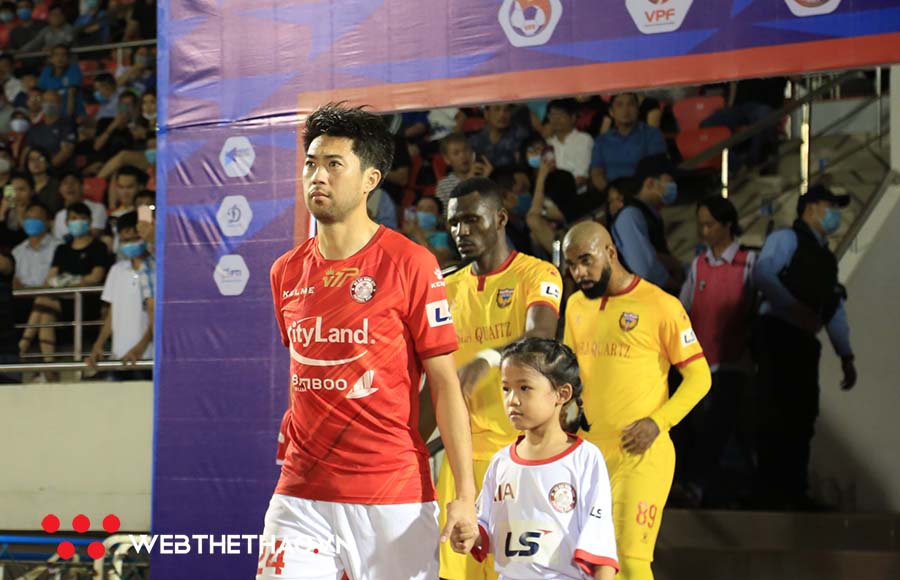 Lee Nguyễn khiến bầu Đức phải ra sân và chuyện của V.League