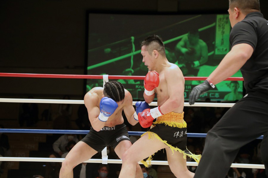 Kickboxer 47 tuổi gây sốc với pha "đấm bay" đối thủ