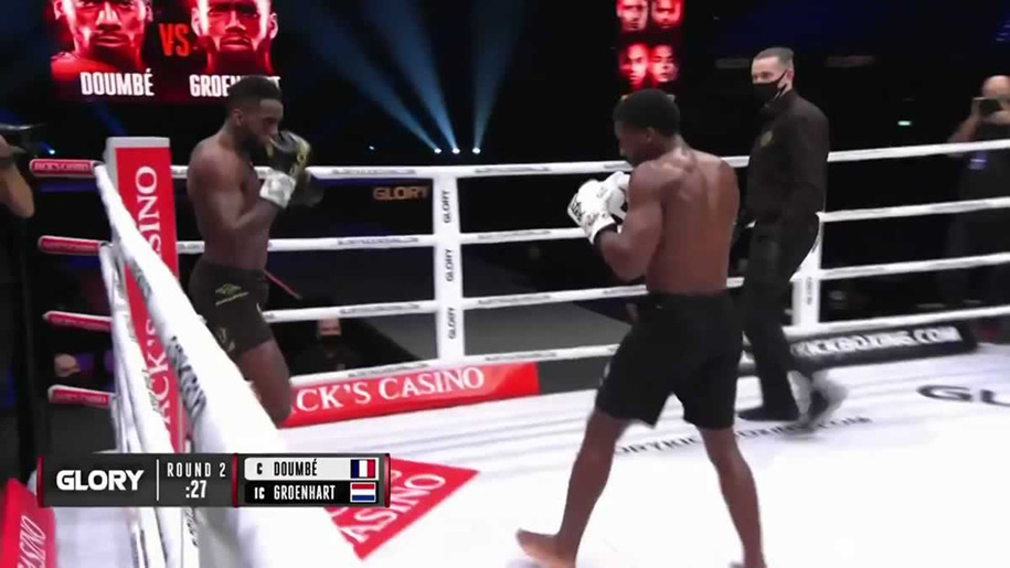 VIDEO: Cedric Doumbe chấm dứt “mối thù” với Murthel Groenhart bằng cú knockout tại GLORY 77