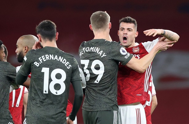 Fernandes thoát nhận thẻ dù phạm lỗi thô thiển trước Arsenal