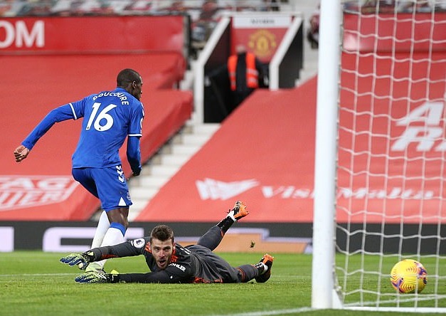 De Gea bị công kích gay gắt vì sai lầm khiến MU hòa Everton