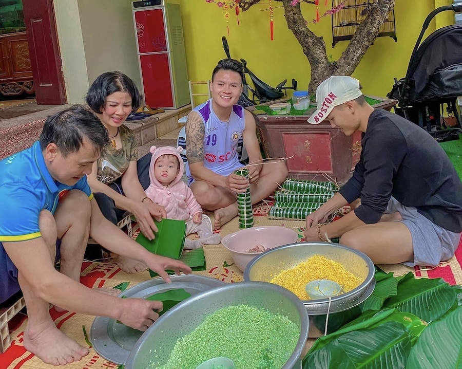 Quang Hải gói bánh chưng, Tiến Dũng đưa bạn gái về ra mắt dịp Tết