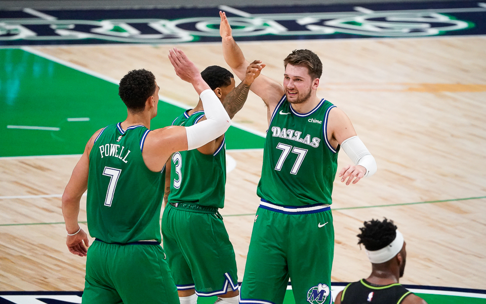 Ông chủ Dallas Mavericks bất ngờ bắt đội… không được hát quốc ca và phản ứng của NBA