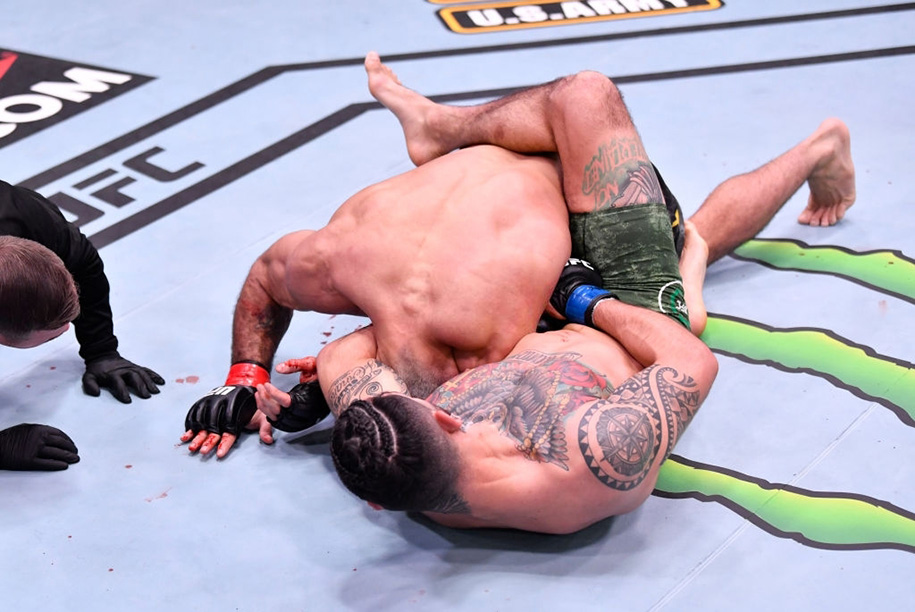 Huyền thoại BJJ thua sốc tại UFC 258 bằng đòn khóa đầu tiên trên sàn MMA
