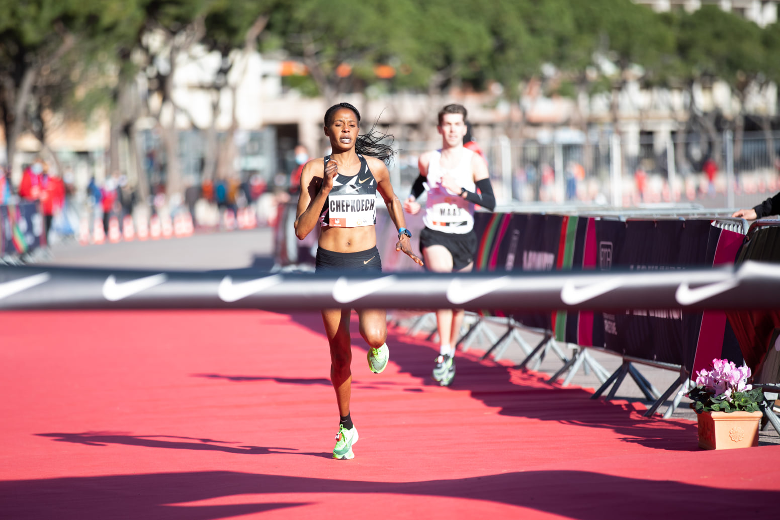 Cô gái Kenya phá kỷ lục thế giới chạy 5km tại Monaco