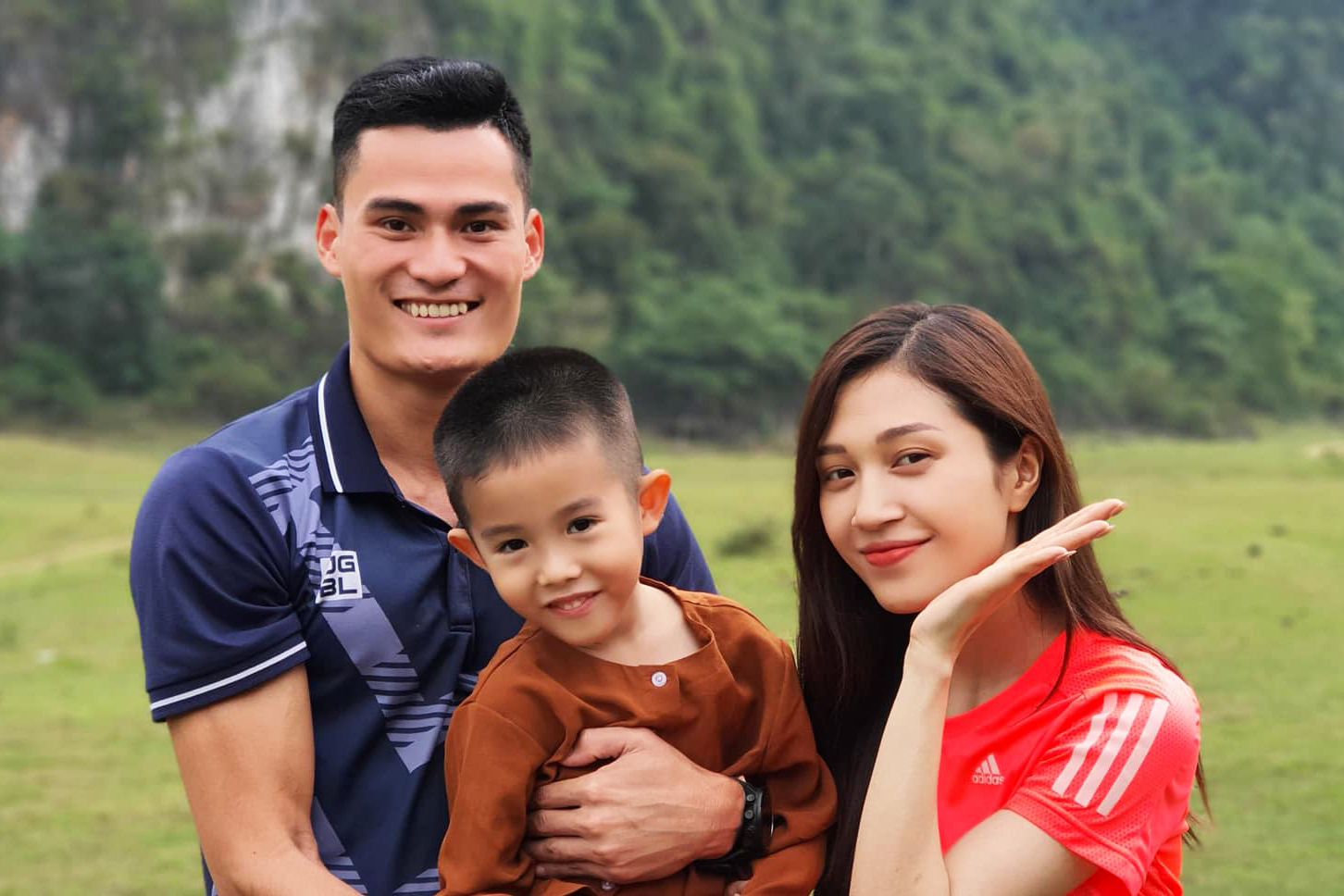 Soái ca điền kinh Quách Công Lịch rạng rỡ bên “mẹ già, phiên bản nhí” chương trình Tết Tân Sửu