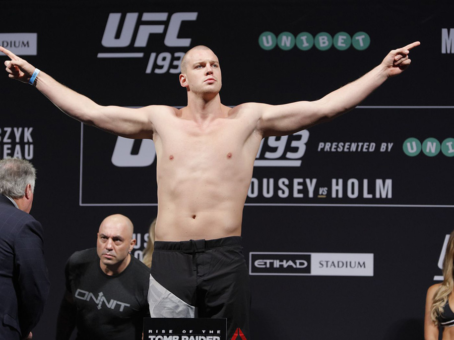 Võ sĩ cao nhất UFC Stefan Struve giã từ sự nghiệp vì chấn thương tai
