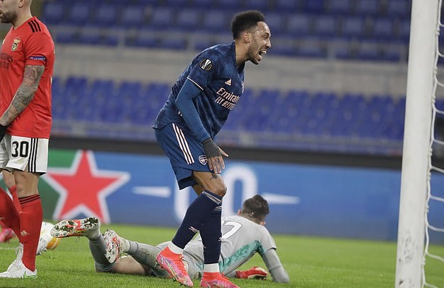 Aubameyang bị chế nhạo với pha bỏ lỡ của năm