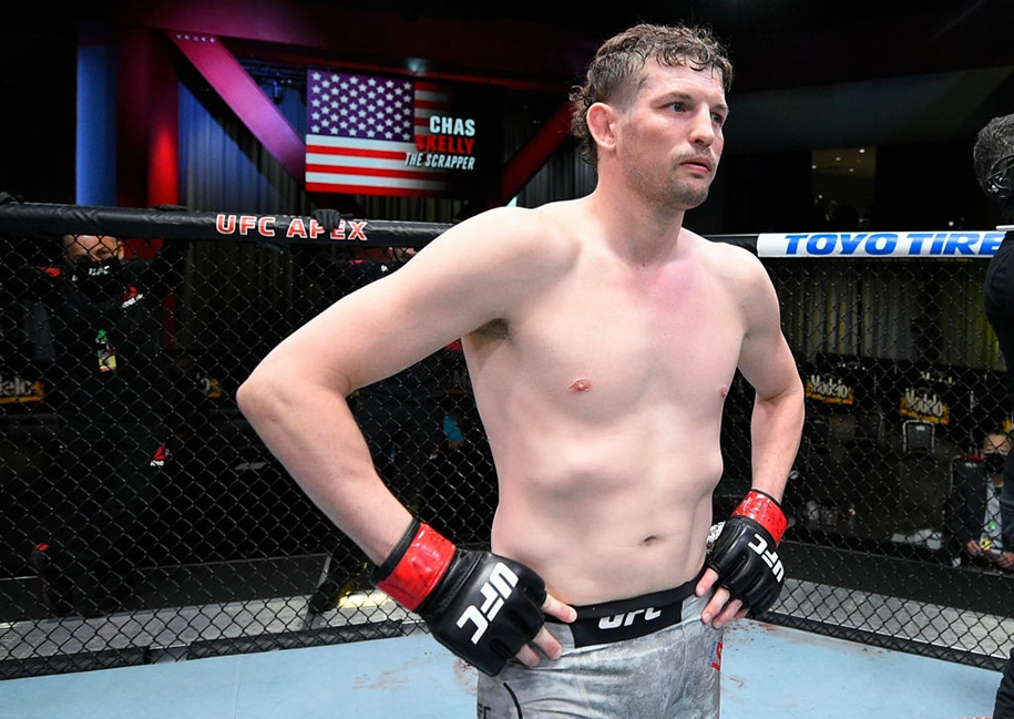 Sự cố hi hữu tại UFC Fight Night 185: Võ sĩ rút lui ngay trước phút lên đài vì... rút cơ lưng