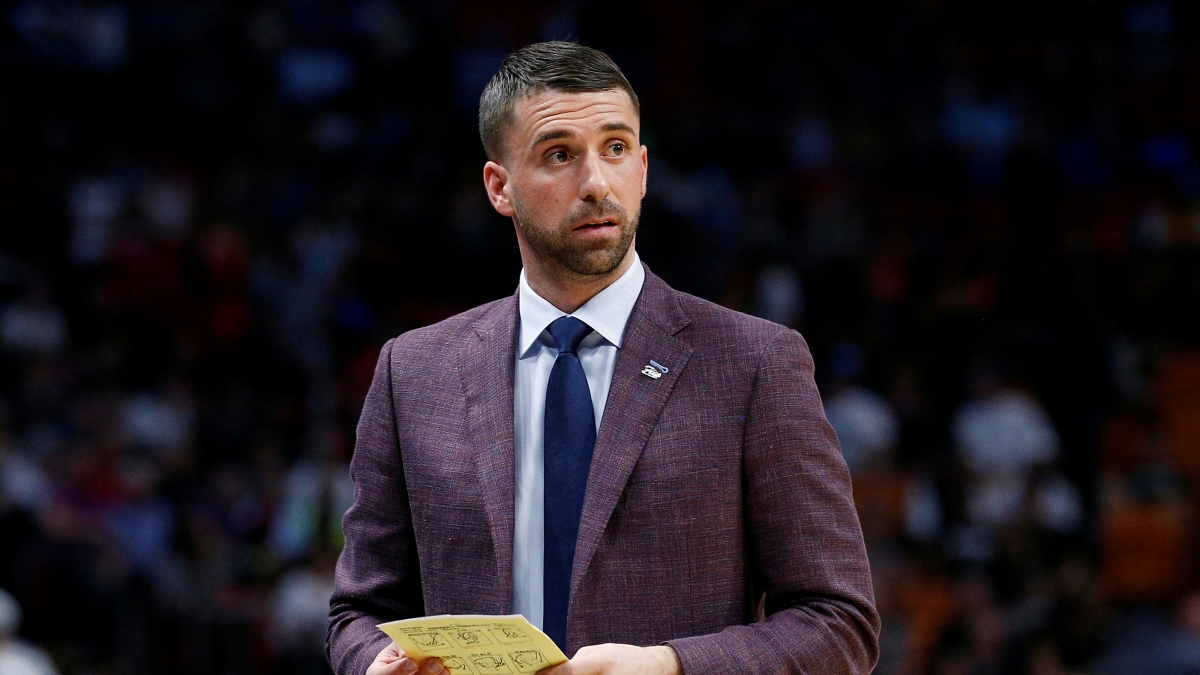 Con trai huyền thoại NBA trở thành HLV đầu tiên mất việc mùa 2020/21