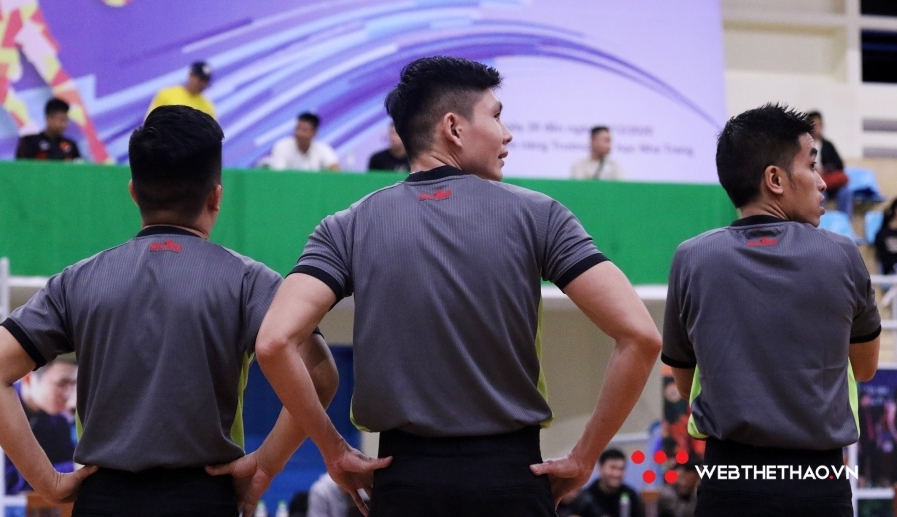 Hài hước lương trọng tài bóng rổ Việt Nam không đủ để mua... một đôi tất