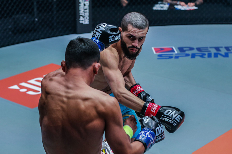 Kết quả ONE Championship: Ilias Ennahachi bảo vệ đai khó khăn trước "Máy đá" Superlek
