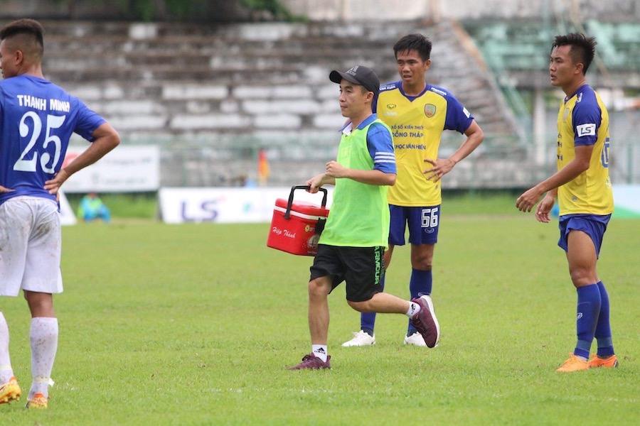 Tấm áo chuyên nghiệp V.League và nỗi niềm y học thể thao