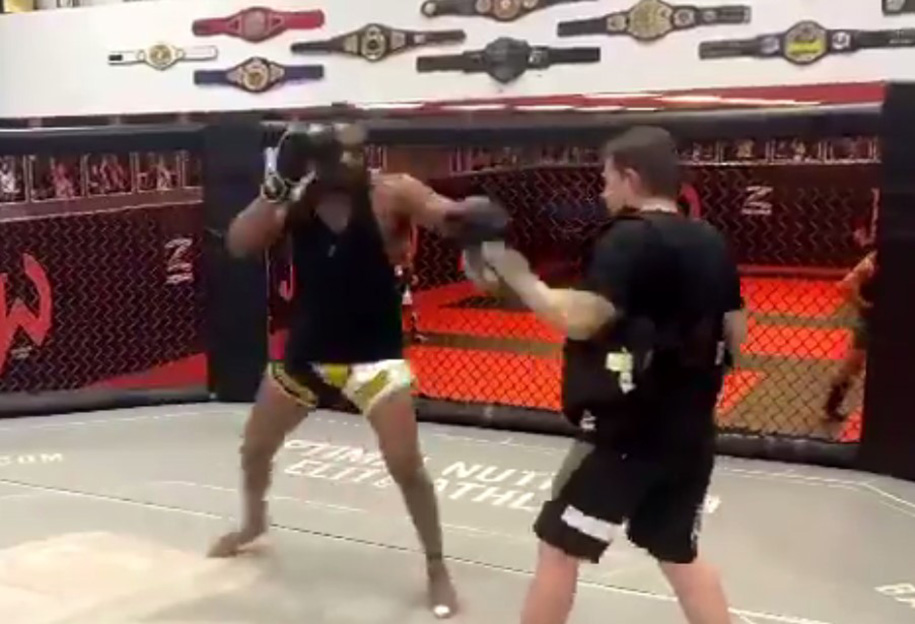 Jon Jones khoe tốc độ và kỹ thuật tuyệt vời tại hạng nặng Jon Jones khoe tốc độ và kỹ thuật tuyệt vời tại hạng nặng