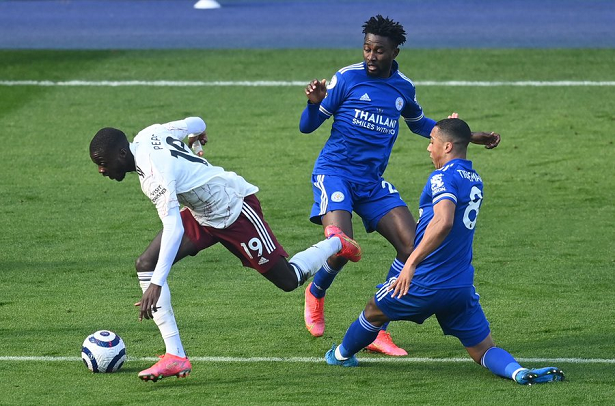 Pepe cùng VAR giúp Arsenal kiếm phạt đền và ngược dòng