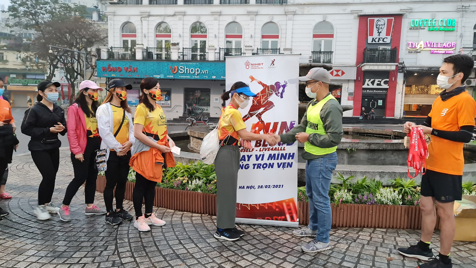 Hàng trăm người đội mưa rét chạy bộ đi hiến máu nhân đạo