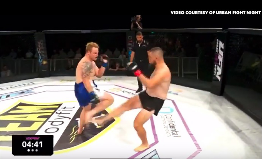 Nhà vô địch MMA người Úc đá gãy chân đối thủ bằng đòn "chặt trụ" chỉ sau 24 giây