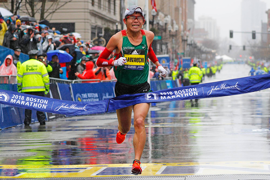 Người đầu tiên trên thế giới chạy 100 marathon dưới 2 giờ 20 phút