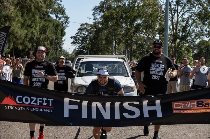 “Người khỏe nhất thế giới” chạy marathon kéo theo xe tải 1,6 tấn