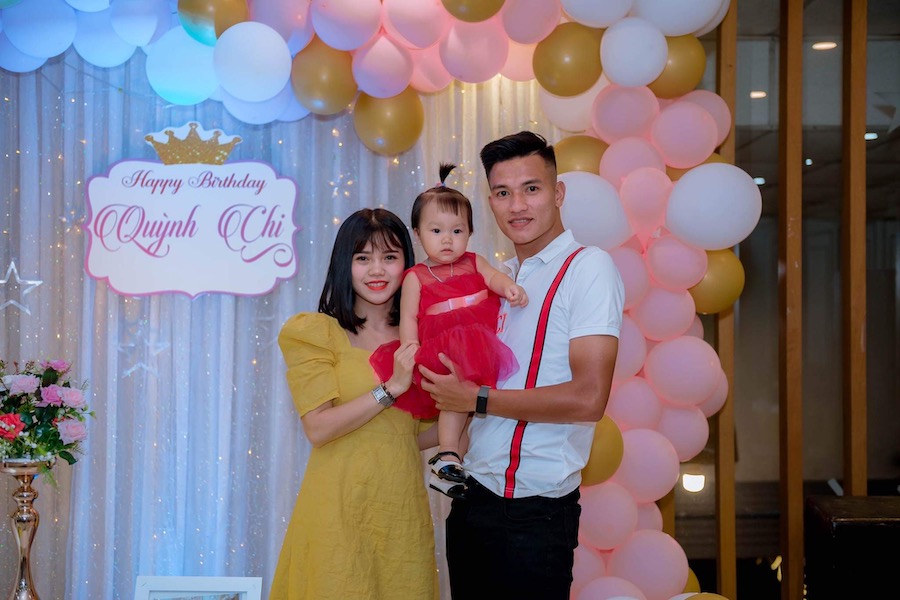 Mối tình “chị chị, em em” của cặp đôi độc nhất vô nhị làng bóng đá Việt