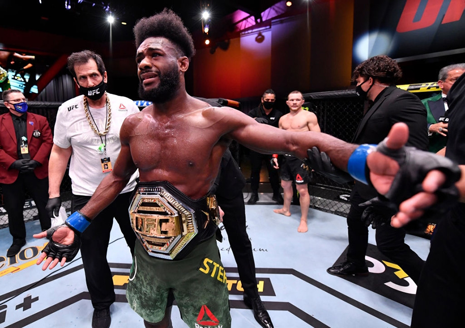 Aljamain Sterling bật khóc vứt đai vừa nhận được do đối thủ phạm lỗi