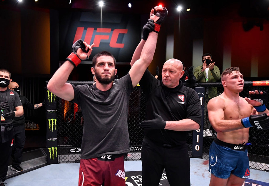 Islam Makhachev yêu cầu đấu Tony Ferguson sau cú siết tại UFC 259