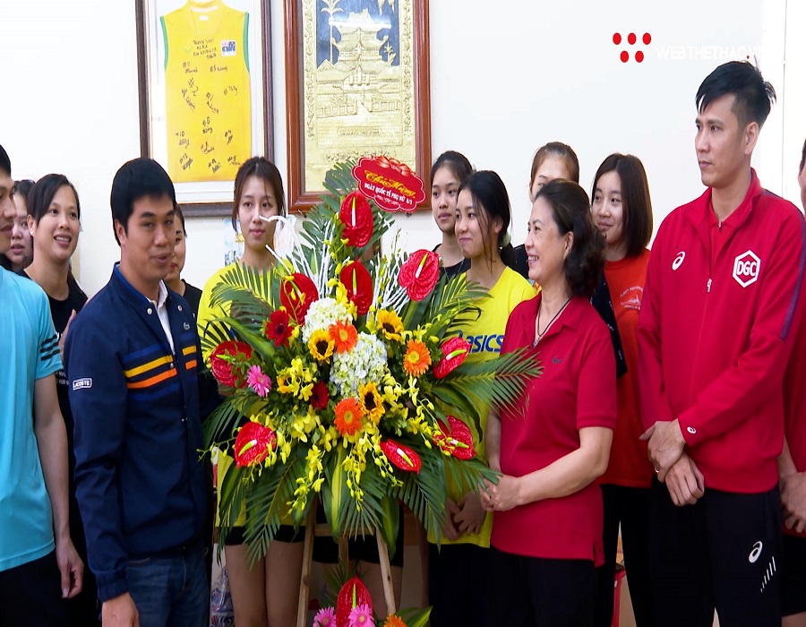 HLV Nguyễn Hữu Hà thể hiện, học trò ấm lòng ngày 8-3