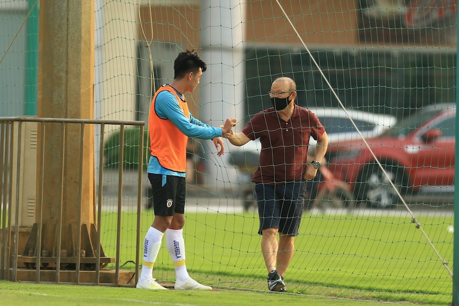 HLV Park Hang Seo bất ngờ "dự khán" buổi tập của Hà Nội FC