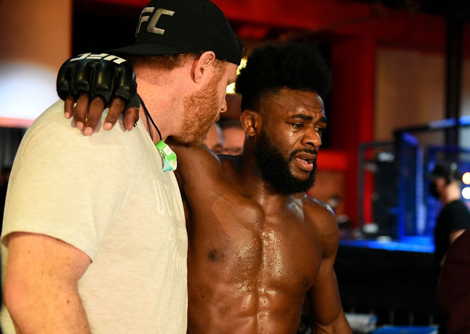 Aljamain Sterling lên tiếng sau bức ảnh cầm đai gây tranh cãi