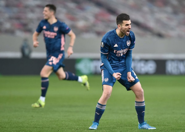 Arsenal lại biếu bàn thắng cho đối thủ với màn phối hợp tệ hại