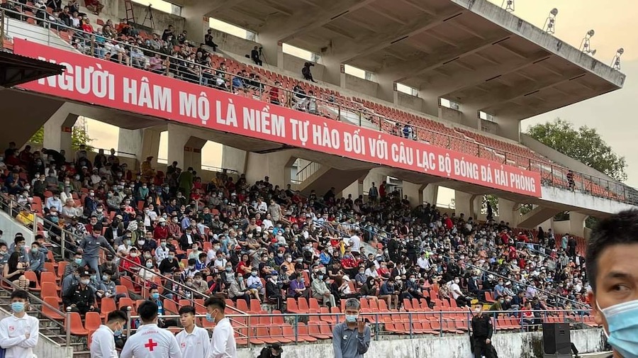 Khán đài V.League rộn ràng trở lại sau 1 tháng yên ắng vì COVID-19