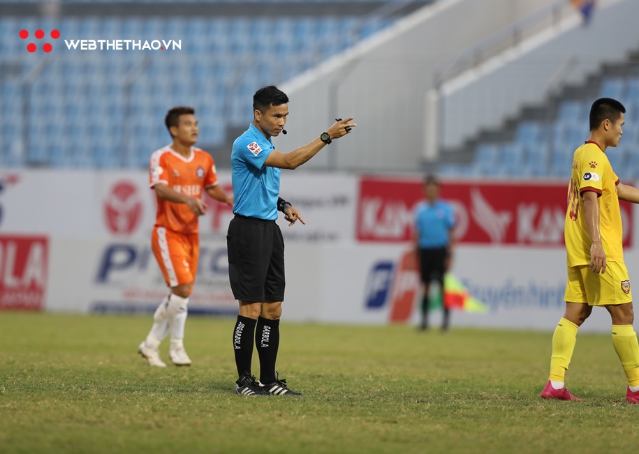 Những c&uacute; &ldquo;phốt&rdquo; của trọng t&agrave;i Vũ Ph&uacute;c Hoan khiến V.League bẽ mặt