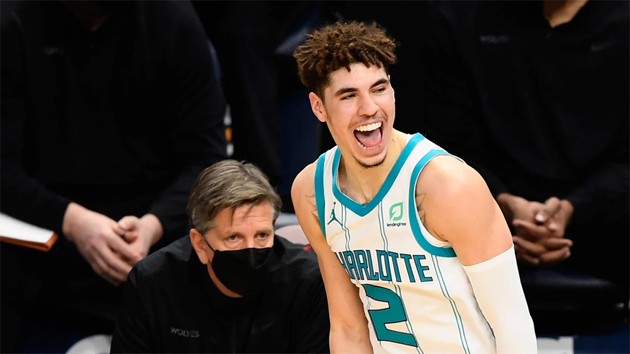 LaMelo Ball khiến CĐM phát cuồng với quả 3 điểm cực “nghệ”, cùng Hornets quân bình kỷ lục ném 3 của NBA