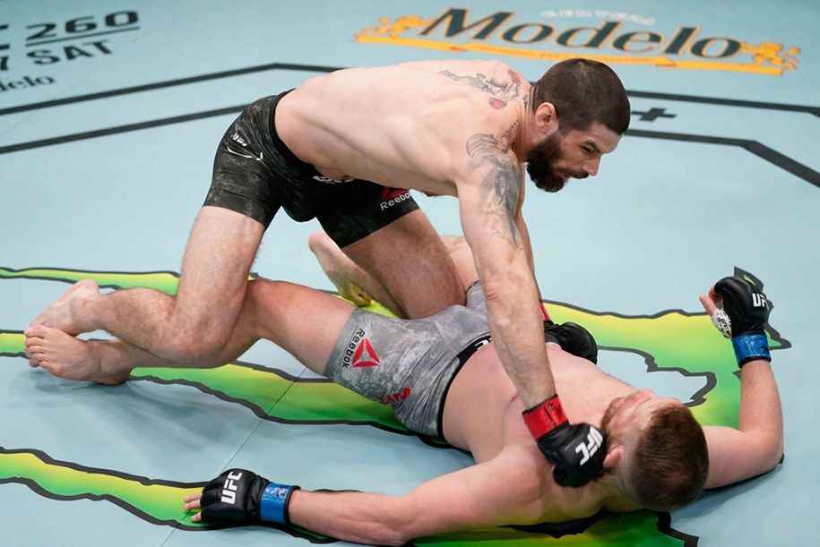 Tân binh UFC phá đòn "chặt trụ", knockout đối thủ với cú đấm sấm sét