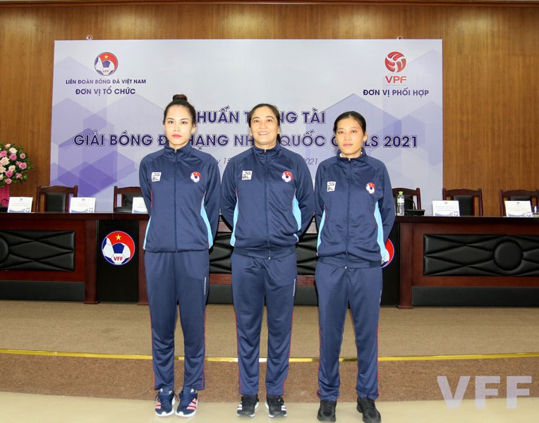 Trước giờ G, ba nữ trọng tài tự tin tạo nên lịch sử bóng đá Việt