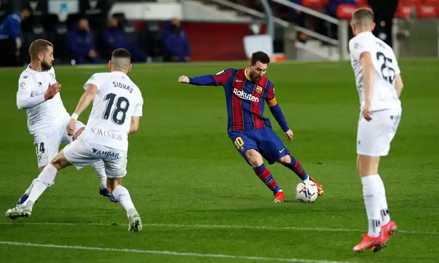 Messi khiến g&acirc;y m&atilde;n nh&atilde;n với si&ecirc;u phẩm d&ugrave; bị phạm lỗi th&ocirc; bạo