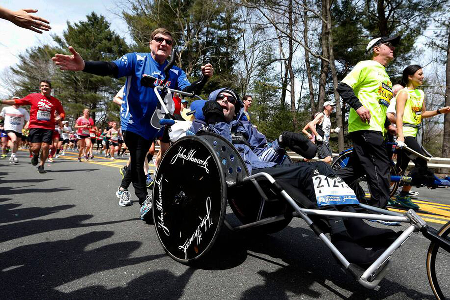 “Tượng đài marathon, triathlon” Dick Hoyt qua đời ở tuổi 80