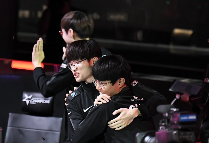 Faker tỏa sáng với con bài Zoe, T1 tràn đầy hy vọng vào Top 4 LCK